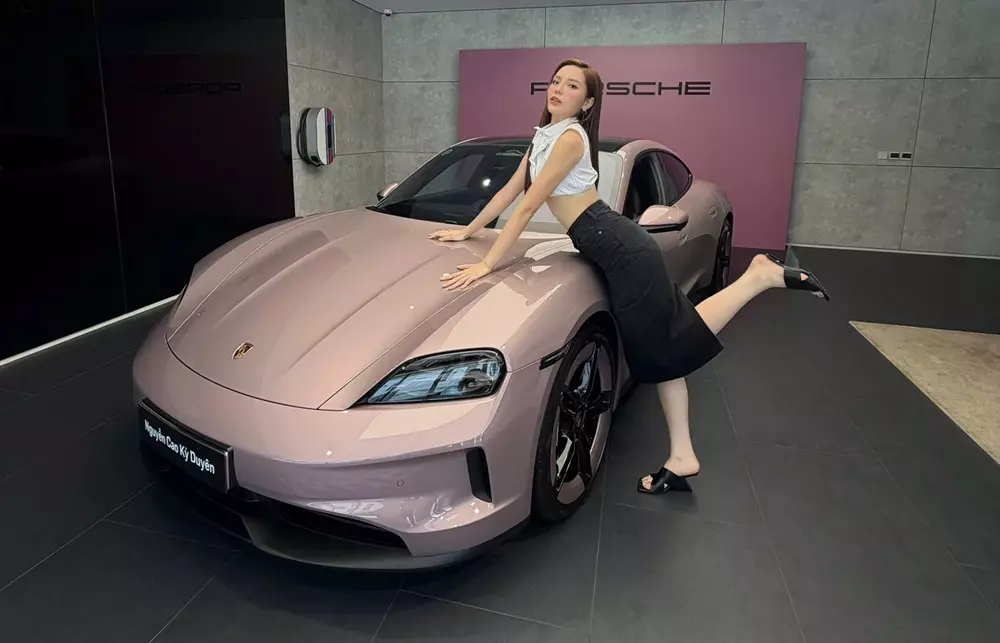 Chiếc Porsche Taycan của Kỳ Duyên được sơn màu hồng tùy chọn