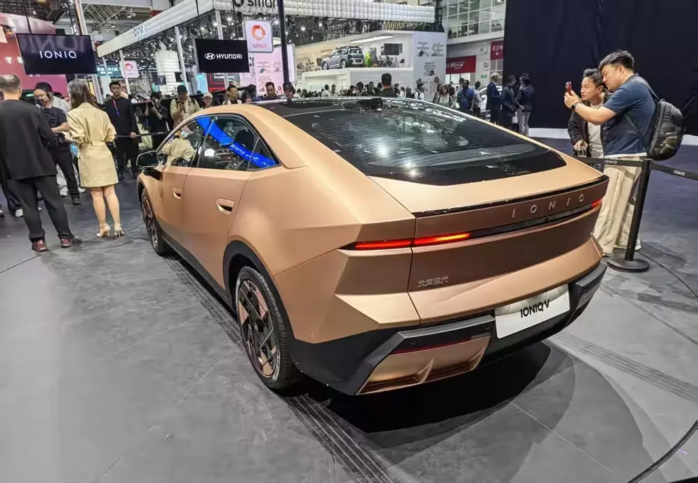 Cụm đèn hậu của Hyundai Ioniq V có thiết kế tương đồng với đèn trước