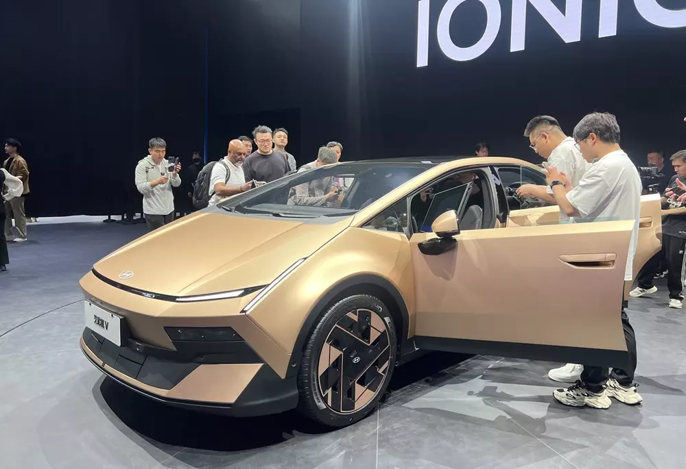 Hyundai Ioniq V sở hữu tay nắm cửa ẩn một nửa và mâm hình chữ V