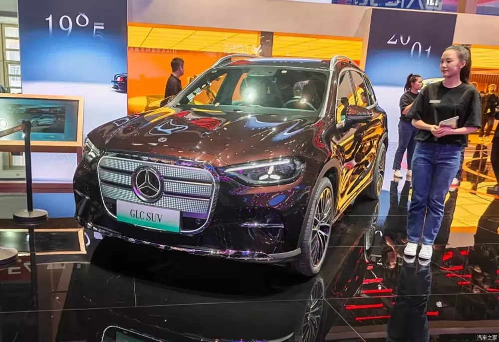 Mercedes-Benz GLC L EV sở hữu lưới tản nhiệt tích hợp 942 đèn nền Mercedes-Benz GLC L EV sở hữu lưới tản nhiệt tích hợp 942 đèn nền