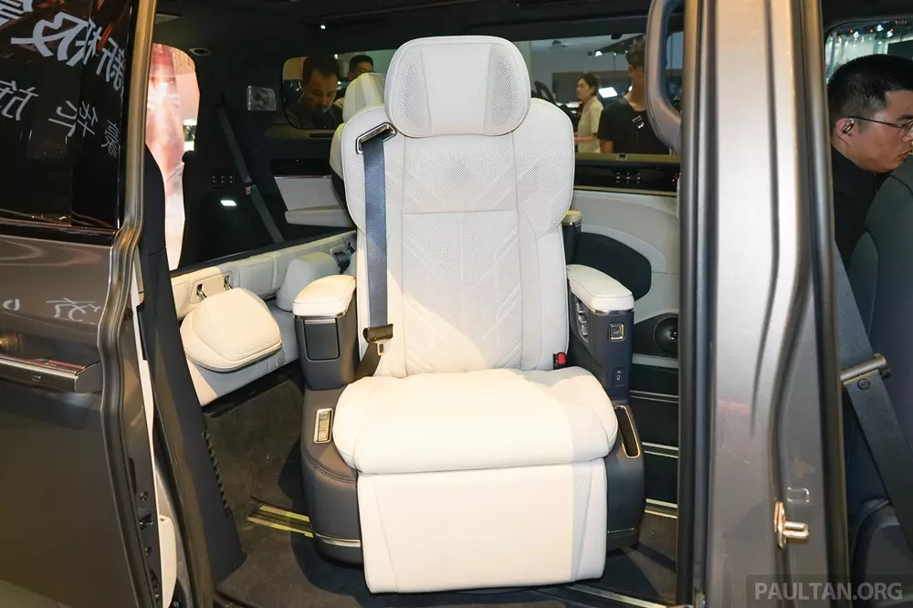 Zeekr 009 2026 được trang bị thêm ghế xoay ở hàng ghế giữa