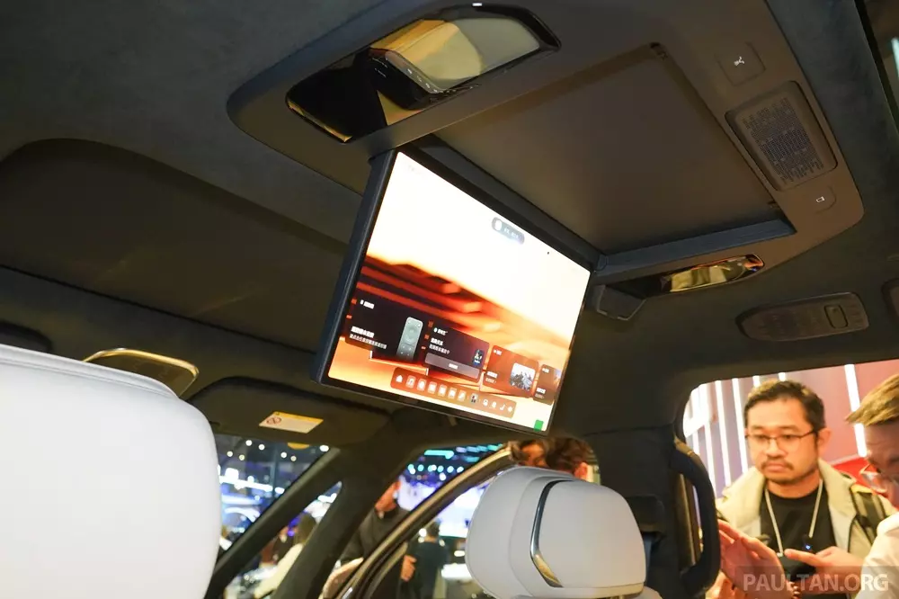Zeekr 009 2026 được trang bị màn hình treo trần