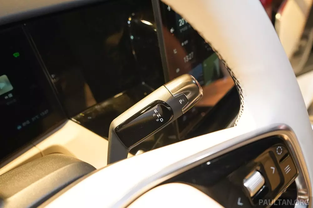 Cần số của Zeekr 009 2026 được chuyển lên vị trí sau vô lăng