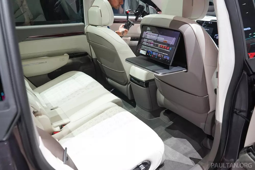 Bàn gấp và màn hình mới dành cho hành khách phía sau của Zeekr 7X 2026