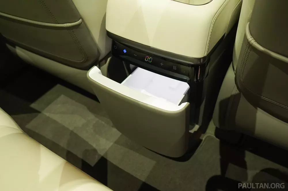 Tủ lạnh tích hợp vào bệ tì tay trung tâm phía trước của Zeekr 7X 2026