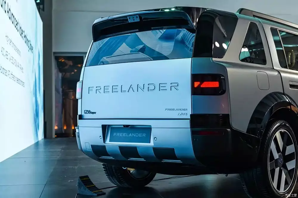 Freelander 8 được trang bị cửa cốp phẳng và thẳng đứng
