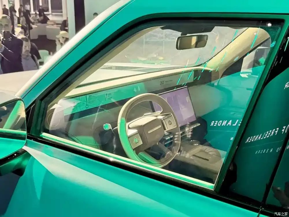 Khoang lái của Freelander 8 