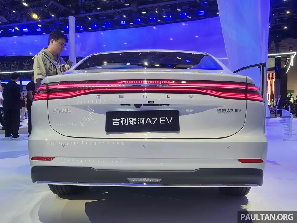 Geely Galaxy A7 EV dài hơn và cao hơn bản PHEV nhưng khoảng sáng gầm lại thấp hơn