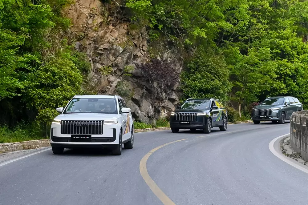 Tham gia hành trình, 9 đội đến từ 9 quốc gia cầm lái những chiếc xe hybrid của Omoda và Jaecoo