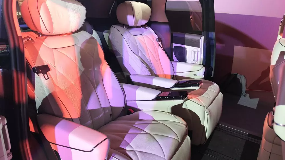 Hai ghế thương gia ở hàng ghế giữa của BYD Denza D9 2026