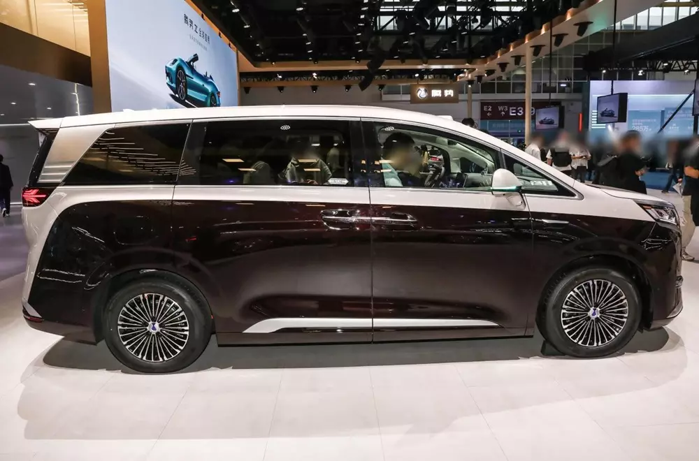 BYD Denza D9 2026 giữ nguyên thiết kế cũ