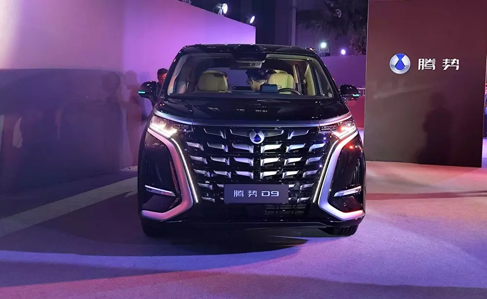 Cận cảnh đầu xe của BYD Denza D9 2026