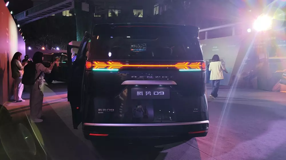 Đèn hậu của BYD Denza D9 2026 cũng được nâng cấp