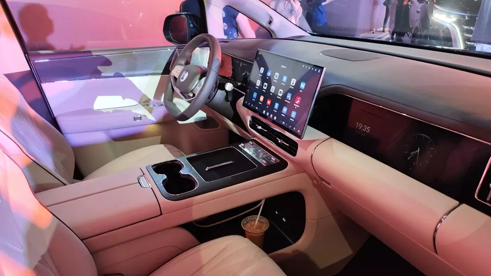 Khoang lái của BYD Denza D9 2026 