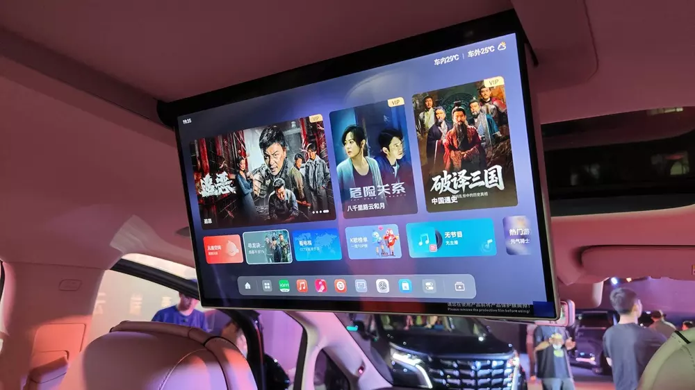 Màn hình giải trí treo trần của BYD Denza D9 2026