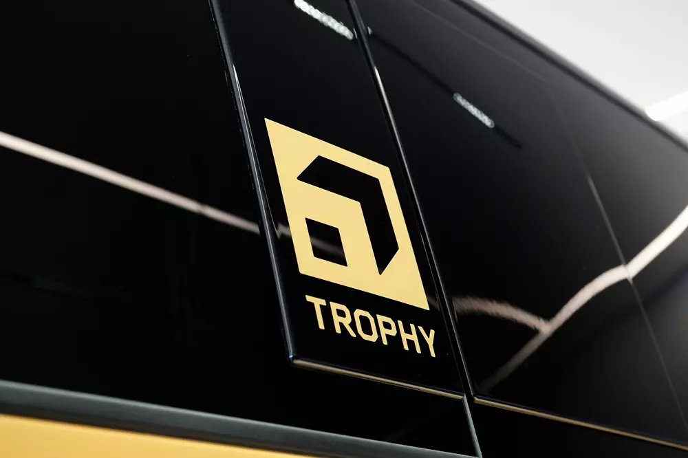 Logo Trophy ở cột C của Land Rover Defender 110 Trophy Edition 