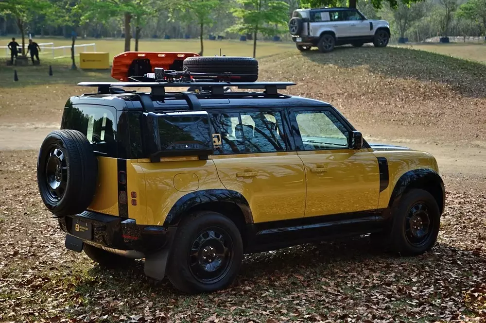Land Rover Defender 110 Trophy Edition sở hữu nhiều trang bị phục vụ off-road
