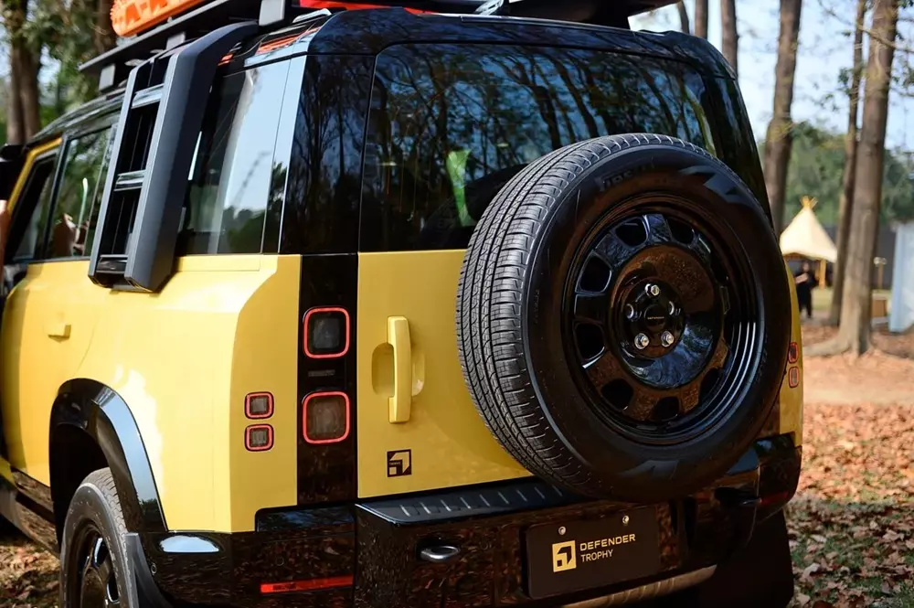Land Rover Defender 110 Trophy Edition sở hữu nhiều chi tiết ngoại thất màu đen bóng