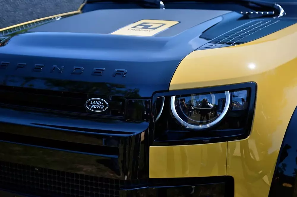 Land Rover Defender 110 Trophy Edition dùng động cơ mild hybrid máy dầu