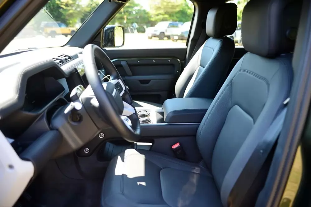 Hàng ghế trước của Land Rover Defender 110 Trophy Edition có tính năng sưởi và nhớ vị trí