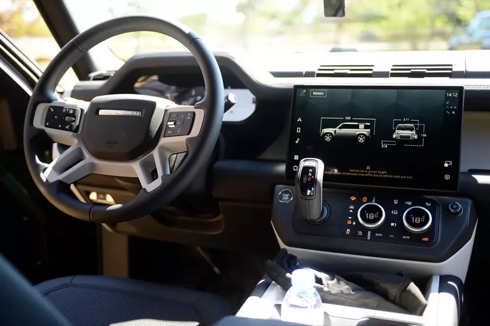 Khoang lái của Land Rover Defender 110 Trophy Edition 