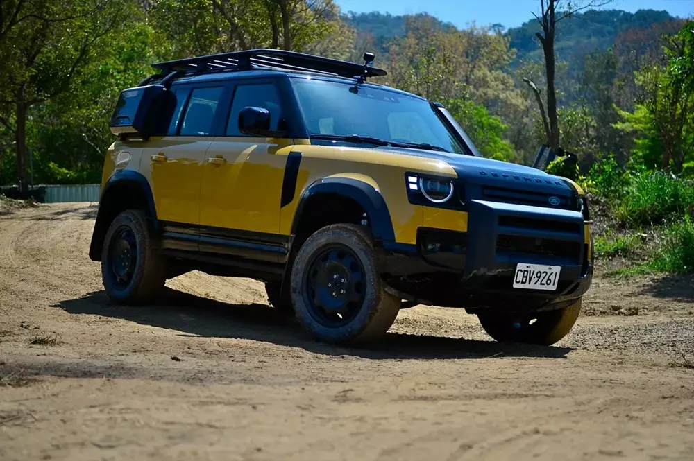Land Rover Defender 110 Trophy Edition màu vàng Deep Sandglow.