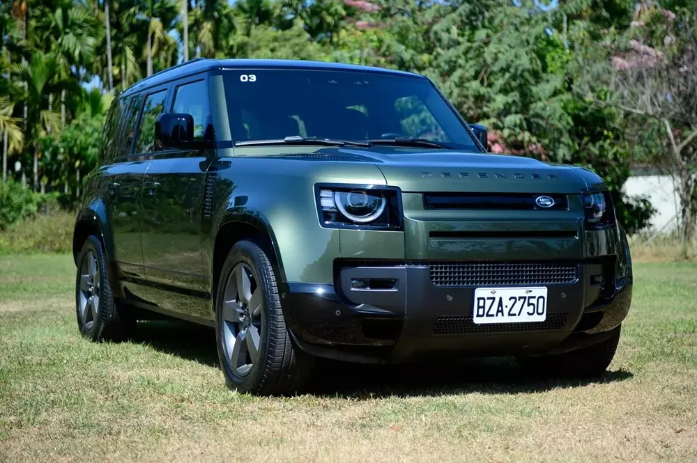 Land Rover Defender 110 Trophy Edition màu xanh Keswick