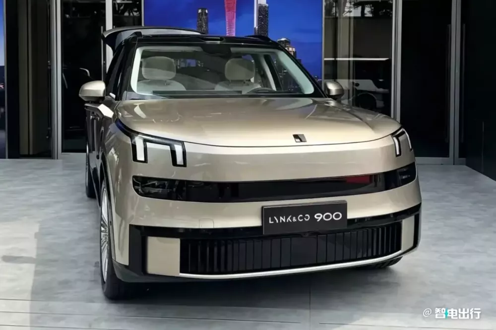 Lynk & Co 900 bản 5 chỗ có thêm màu vàng ánh kim mới
