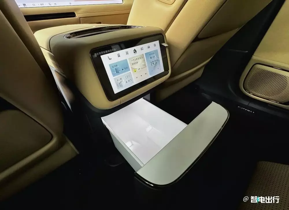 Bên dưới màn hình điều khiển 6 inch của Lynk & Co 900 bản 5 chỗ là tủ lạnh nhỏ