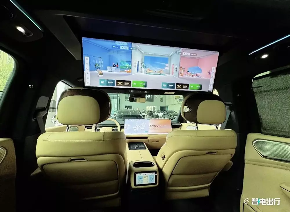 Phía sau Lynk & Co 900 bản 5 chỗ có thêm màn hình treo trần 30 inch để hành khách giải trí
