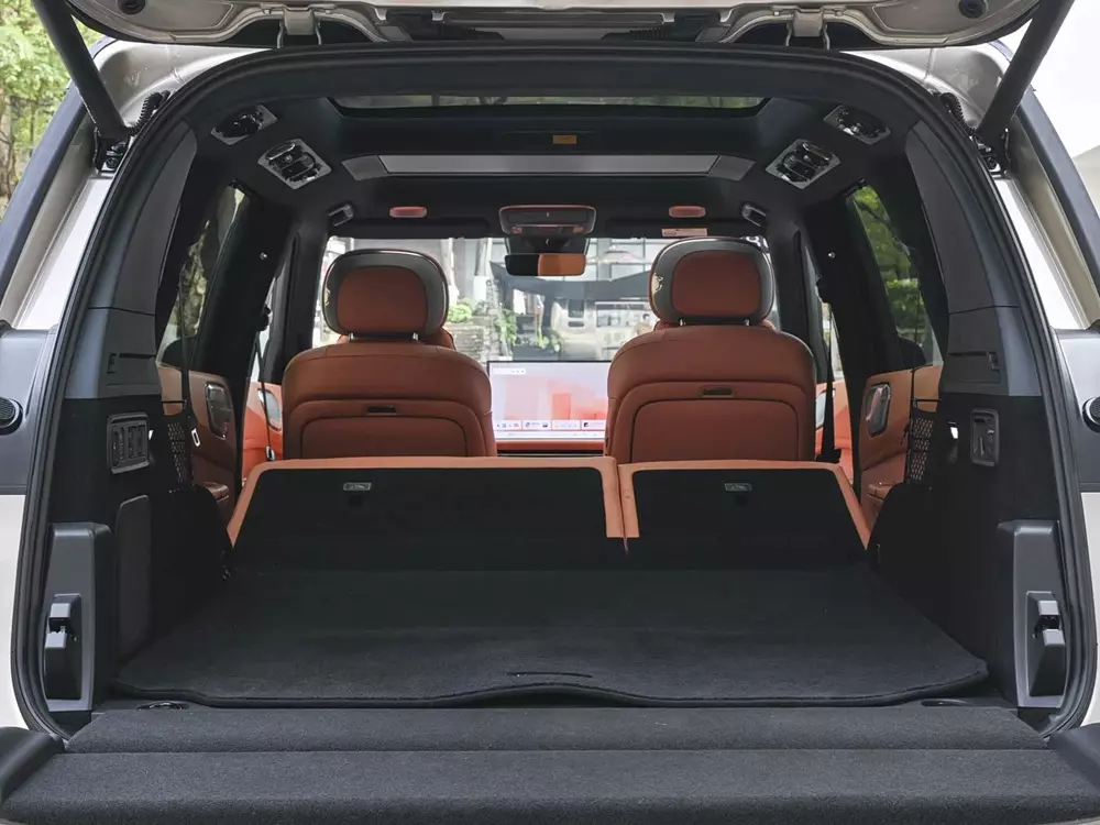 Khoang hành lý của Lynk & Co 900 bản 5 chỗ có dung tích tối đa 1.215 lít