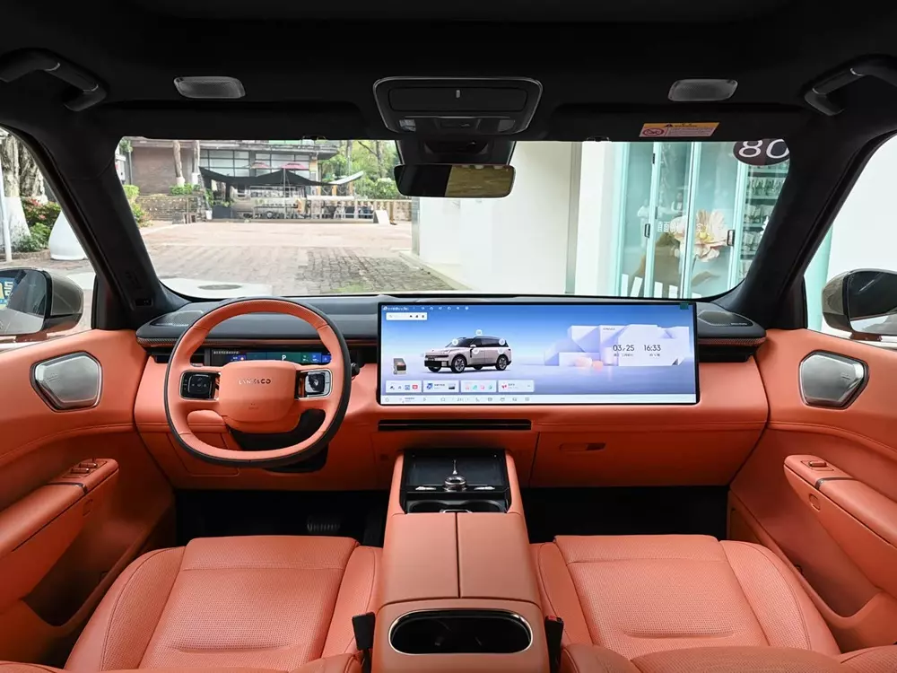 Khoang lái của Lynk & Co 900 bản 5 chỗ đi kèm màn hình 30 inch trên mặt táp-lô
