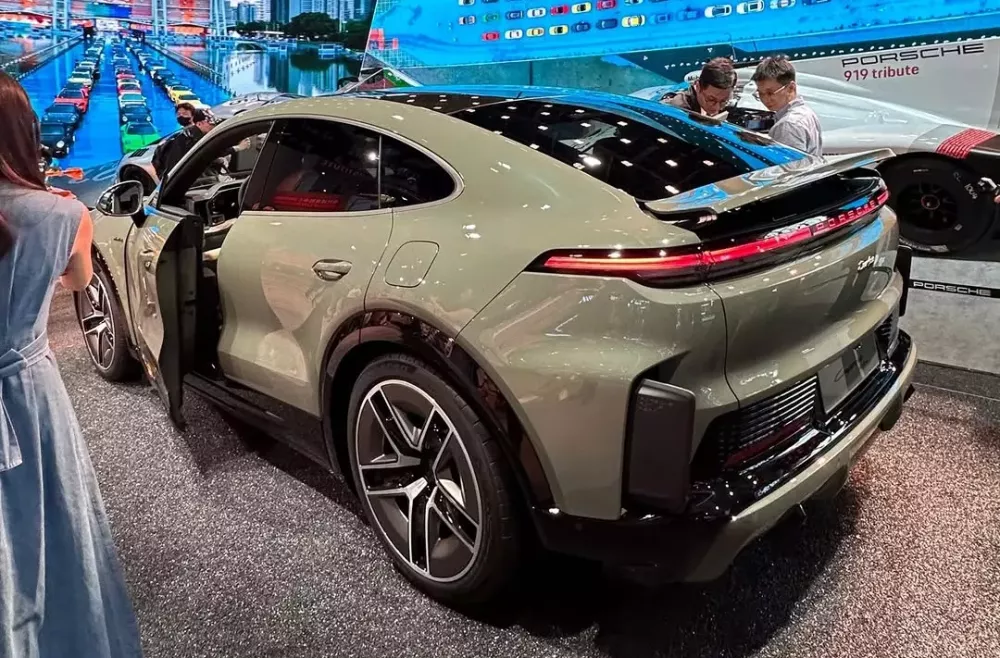 Porsche Cayenne Coupe Electric sở hữu cánh gió chủ động phía sau