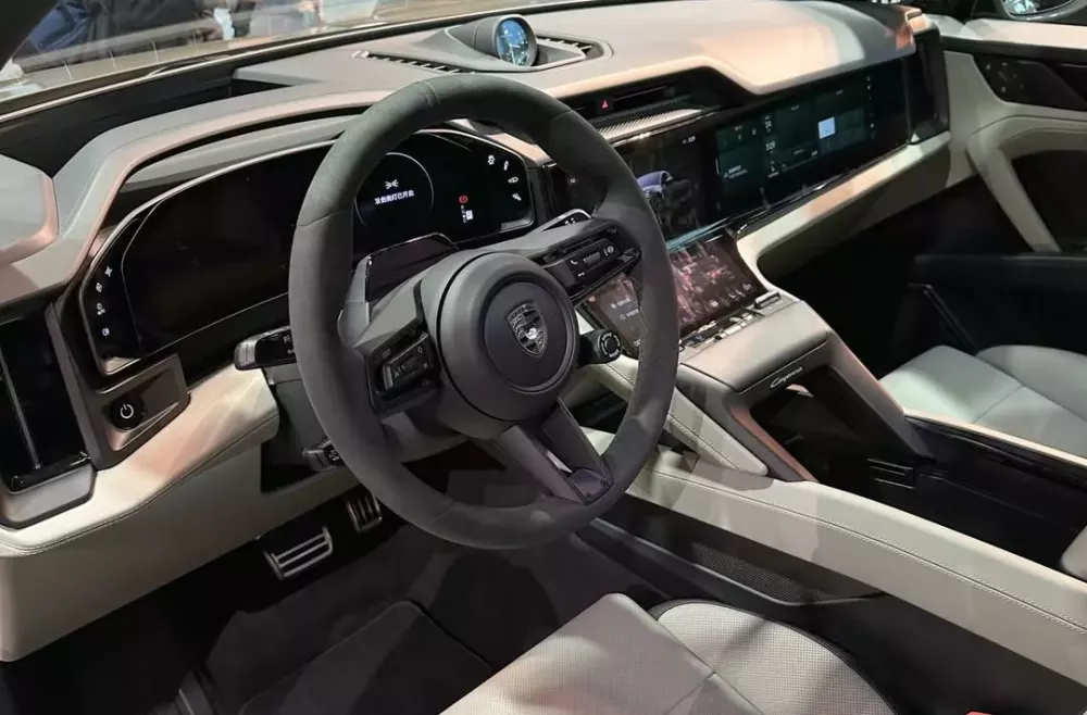 Khoang lái của Porsche Cayenne Coupe Electric