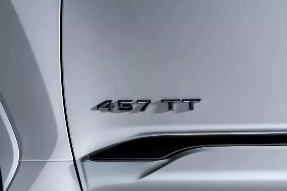 Logo 457 TT bên sườn của Toyota Land Cruiser LC300 Hybrid