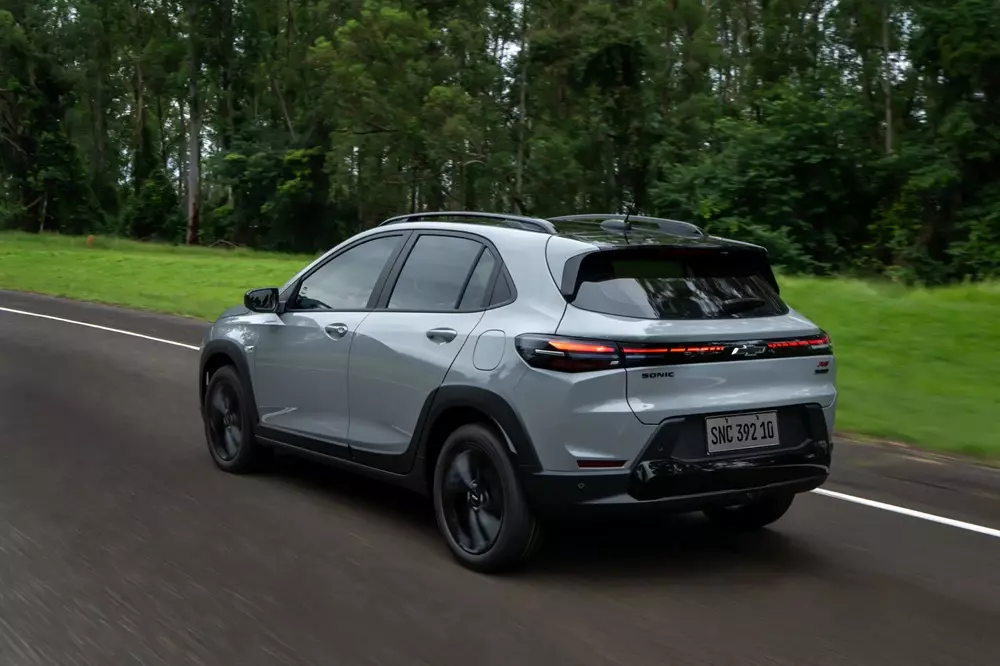 Chevrolet Sonic 2026 nhìn từ phía sau.