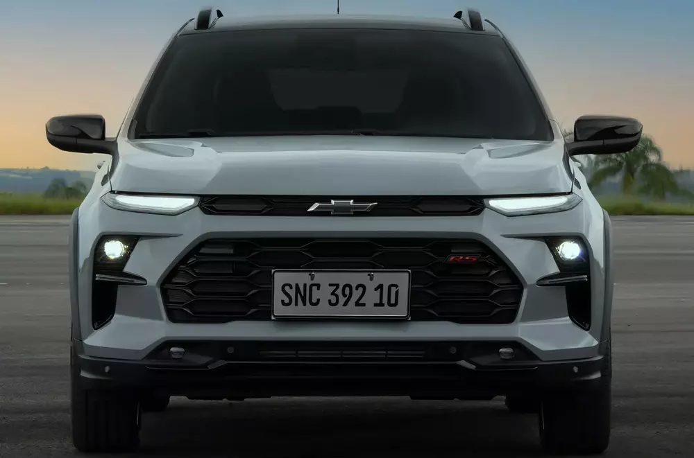 Cận cảnh khu vực đầu xe của Chevrolet Sonic