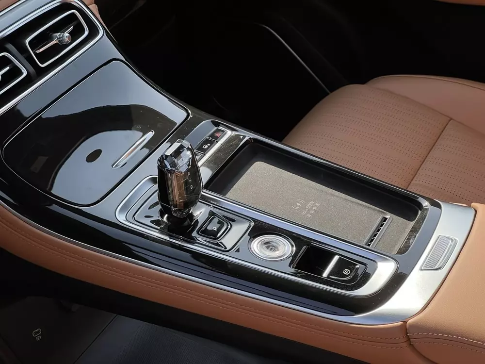 Cụm điều khiển trung tâm của Geely Boyue L 2026 với cần số pha lê và sạc không dây