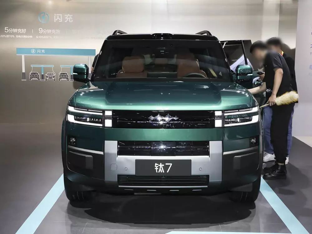 Fang Cheng Bao Ti7 EV sở hữu thiết kế vuông vức