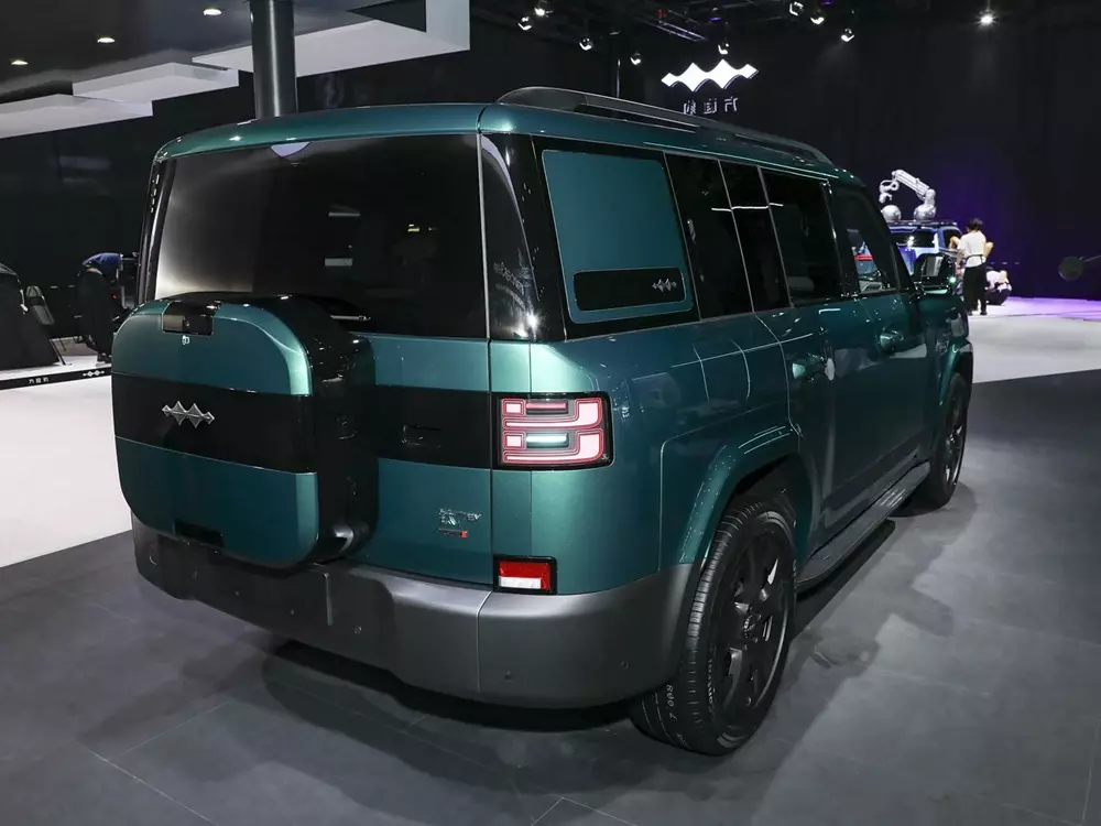 Đằng sau Fang Cheng Bao Ti7 EV có thêm hộp chứa đồ treo trên cửa cốp