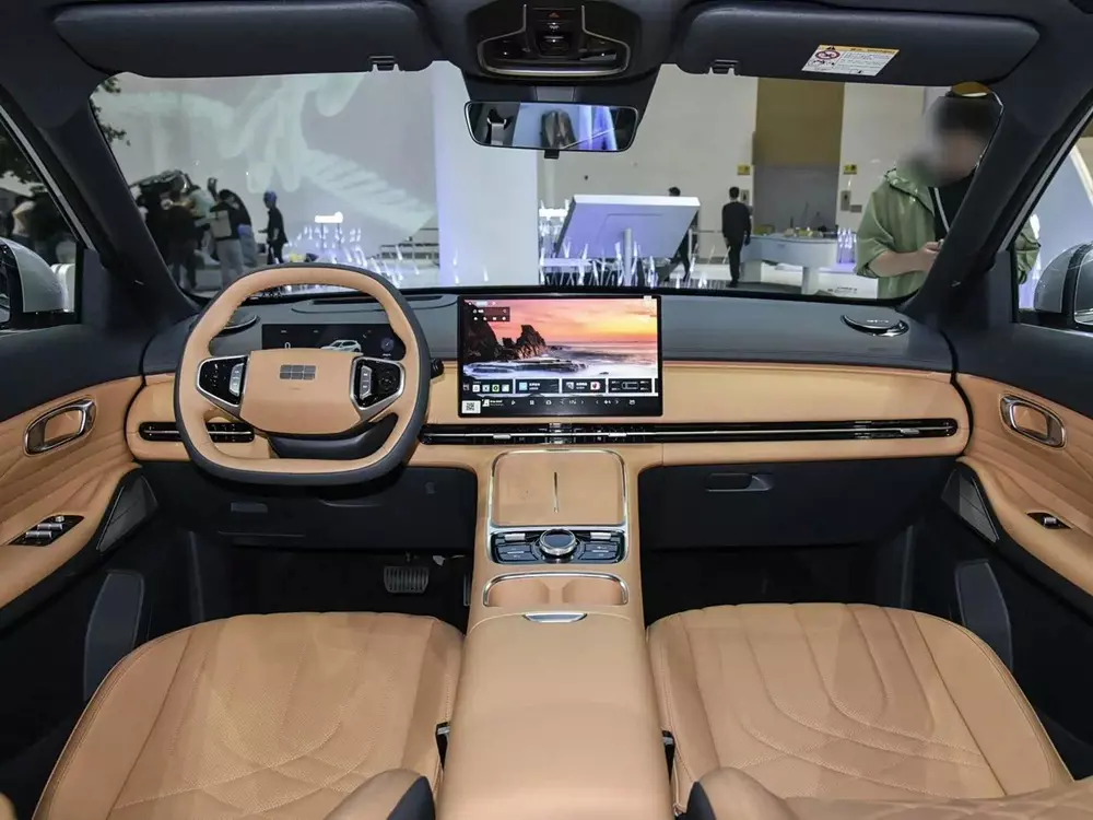Khoang lái với màn hình thông tin giải trí cỡ lớn của Geely Galaxy Starship 7 EV