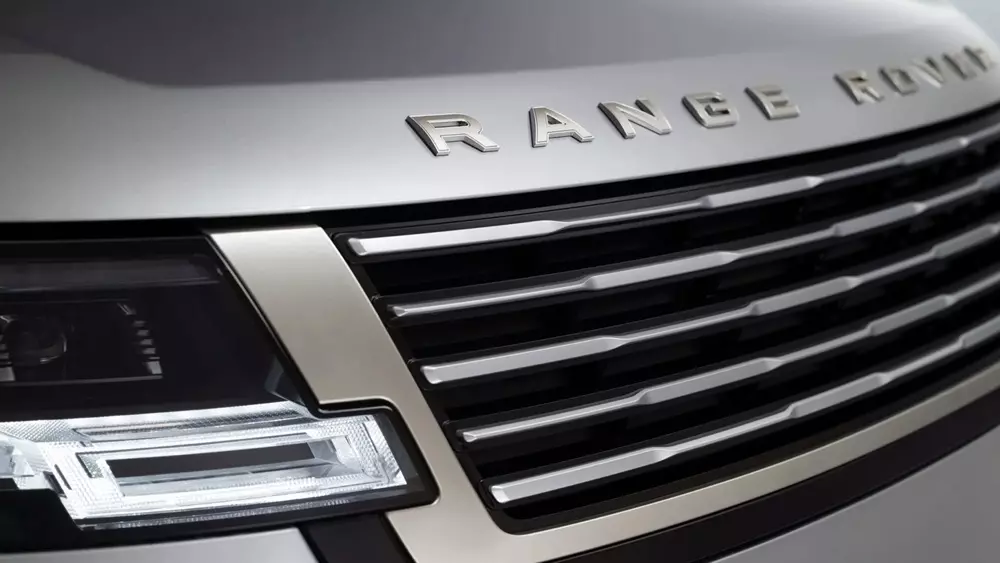 Lưới tản nhiệt của Range Rover SV Ultra có điểm nhấn màu Satin Platinum Atlas