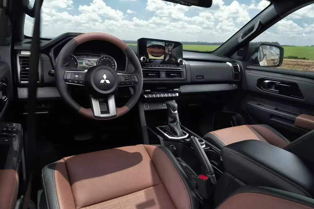 Khoang lái đầy đủ tiện nghi của Mitsubishi Triton Terra