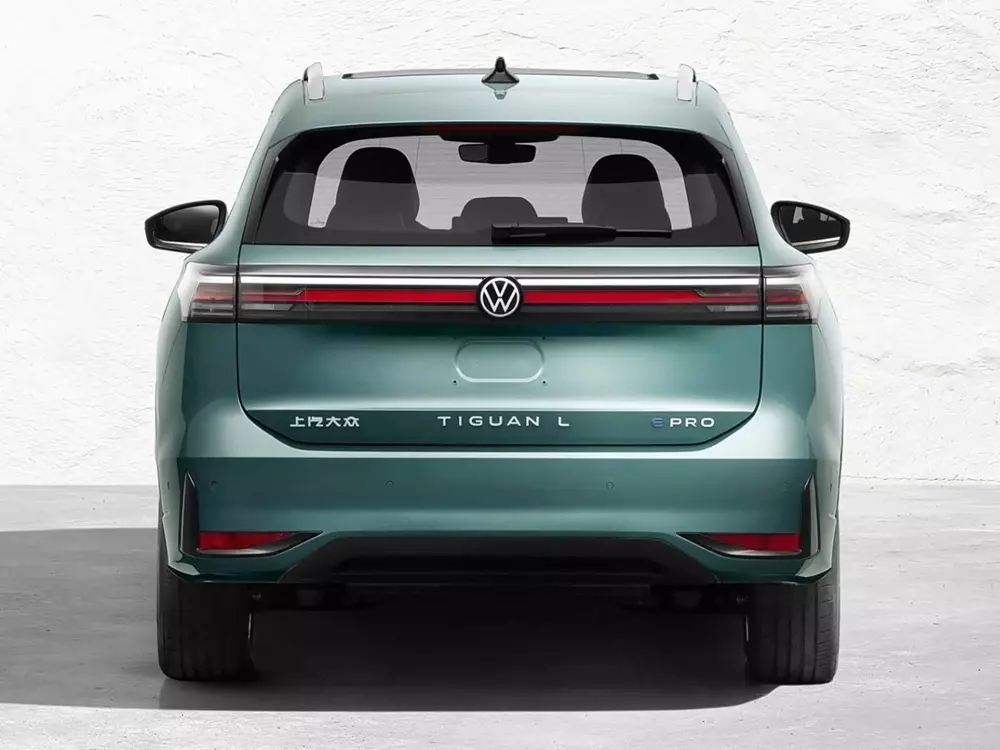 Volkswagen Tiguan L ePro nhìn từ phía sau