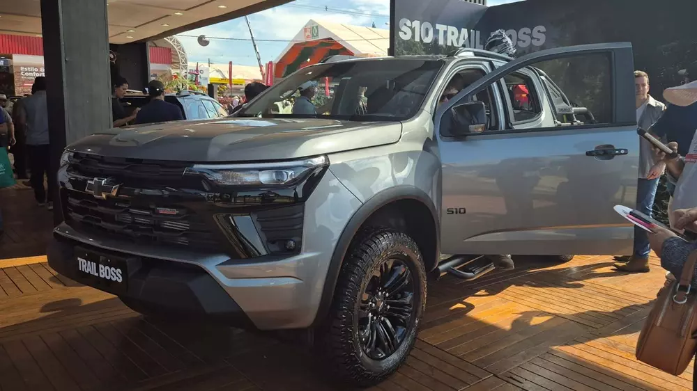 Chevrolet S10 Trail Boss và Trailblazer Midnight được nâng gầm so với bản thường