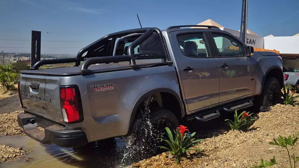 Chevrolet S10 Trail Boss được trang bị thêm thanh thể thao trên thùng hàng phía sau