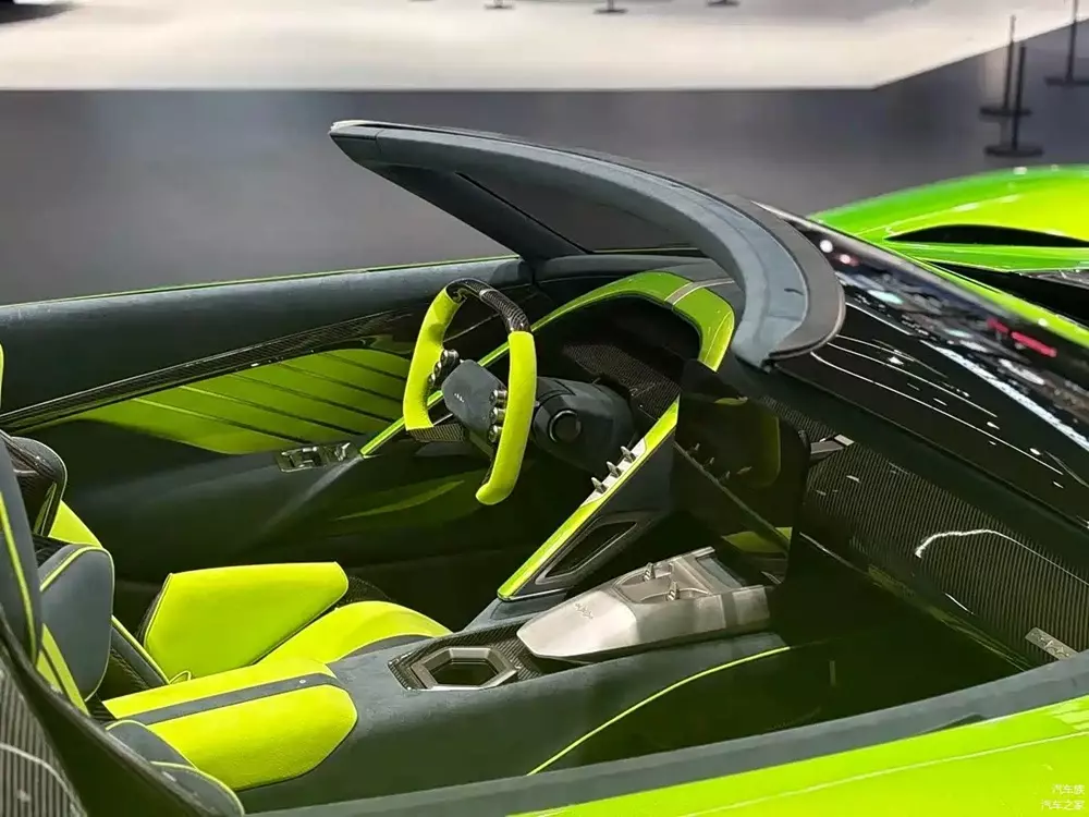 Khoang lái bên trong Formula X