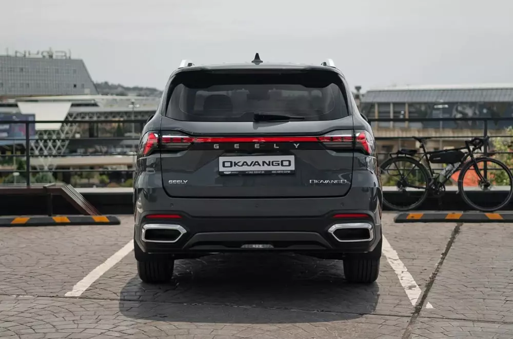 Geely Okavango nhìn từ phía sau