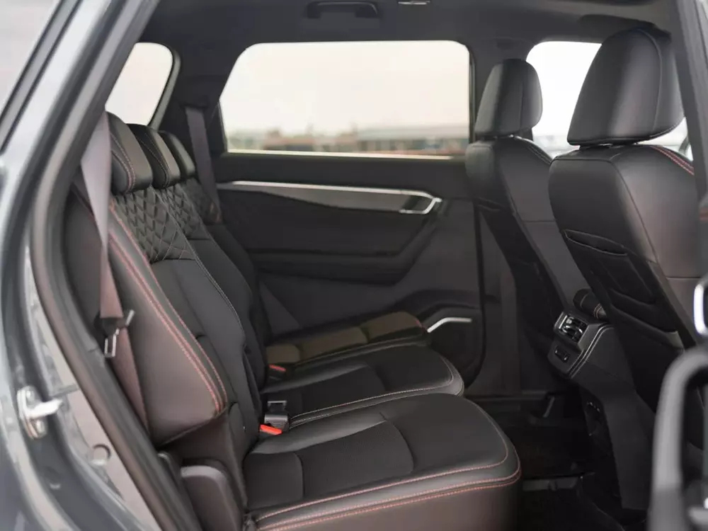 Hàng ghế thứ hai của Geely Okavango 