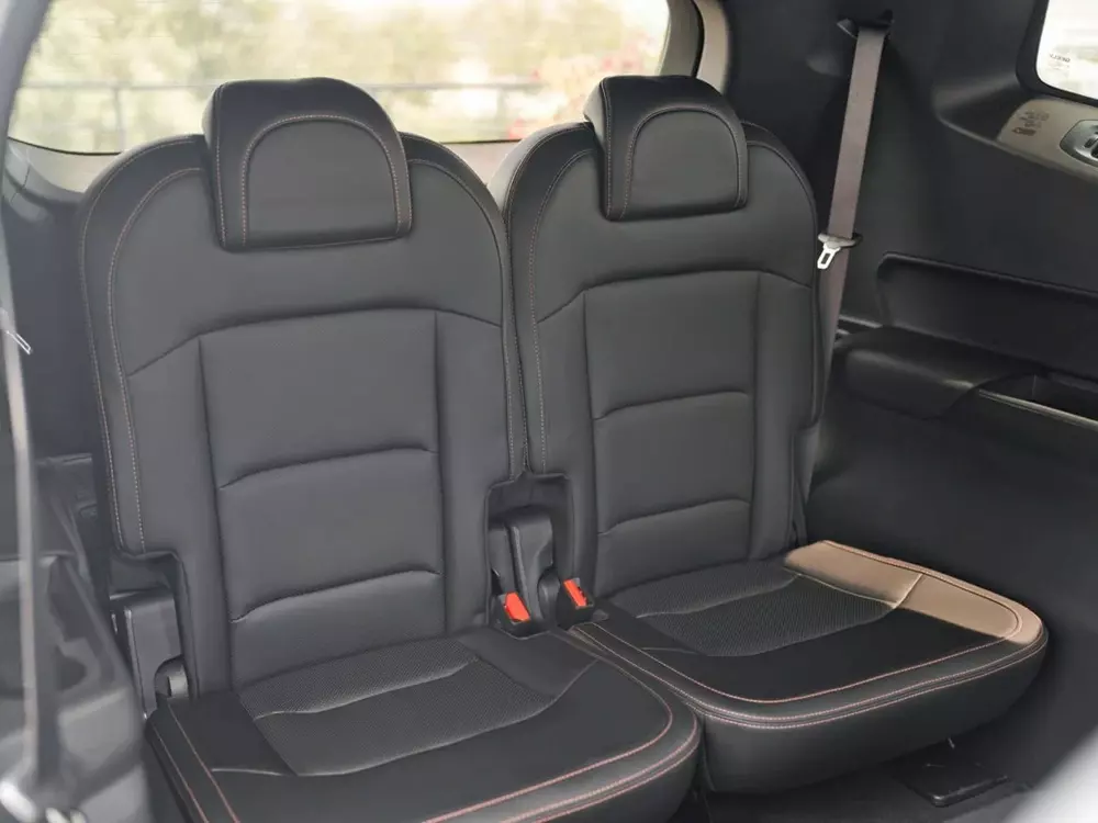 Hàng ghế cuối của Geely Okavango khá chật chội